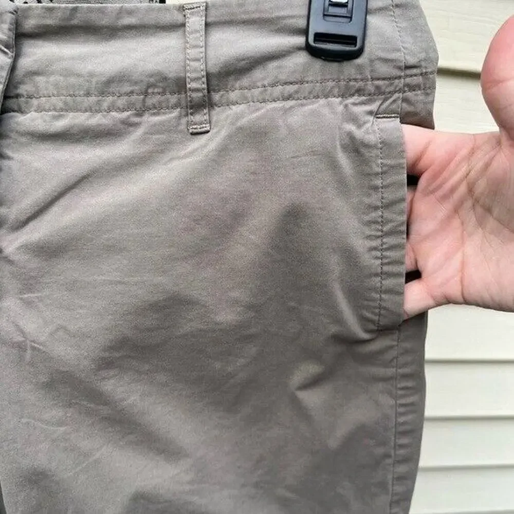 Theory green mid rise Bermuda cuffed shorts with pockets